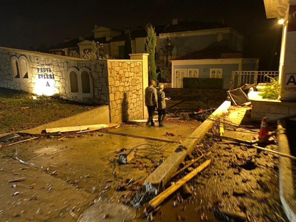 Savaş alanına döndü! Alaçatı'da hortum