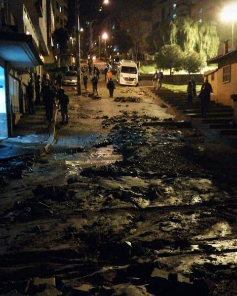 Çiğli'yi sel aldı, yollar çamur deryası