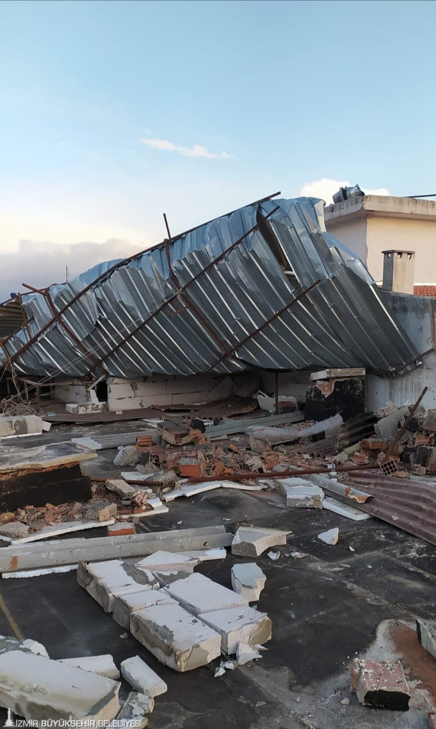 İzmir'de fırtınanın ağır bilançosu