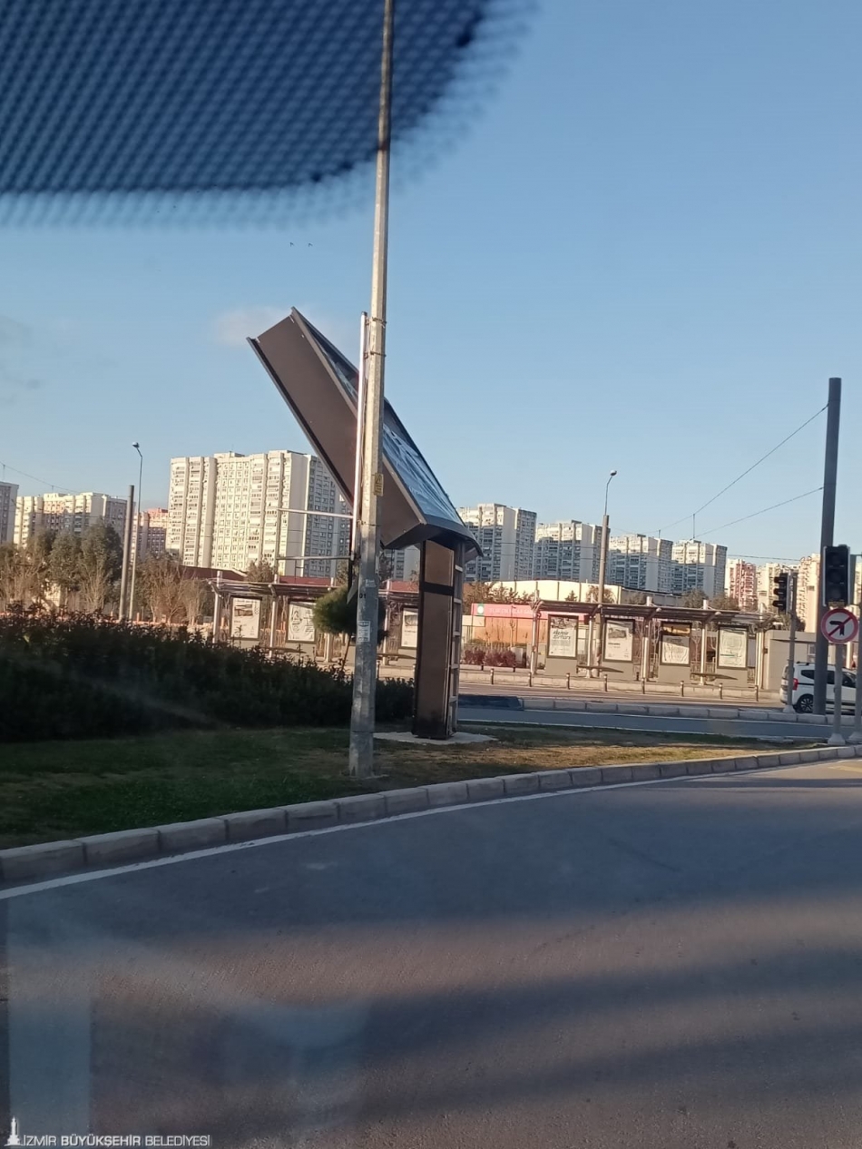 İzmir'de fırtınanın ağır bilançosu