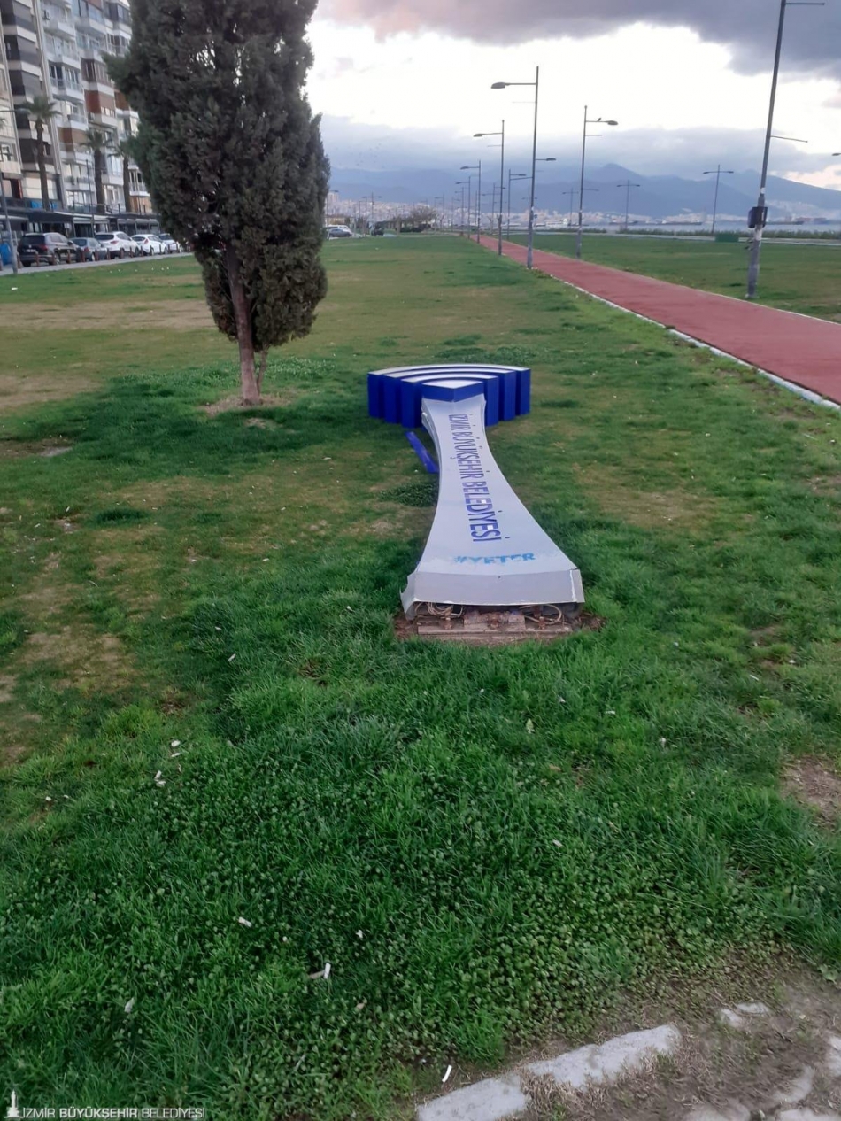İzmir'de fırtınanın ağır bilançosu
