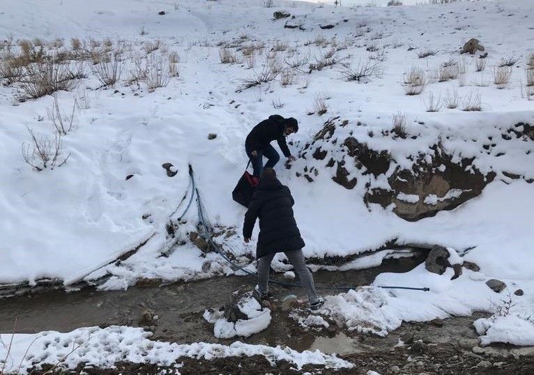 2 bin 400 metrelik zirvede aşı çalışması