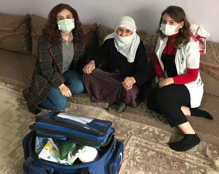 2 bin 400 metrelik zirvede aşı çalışması