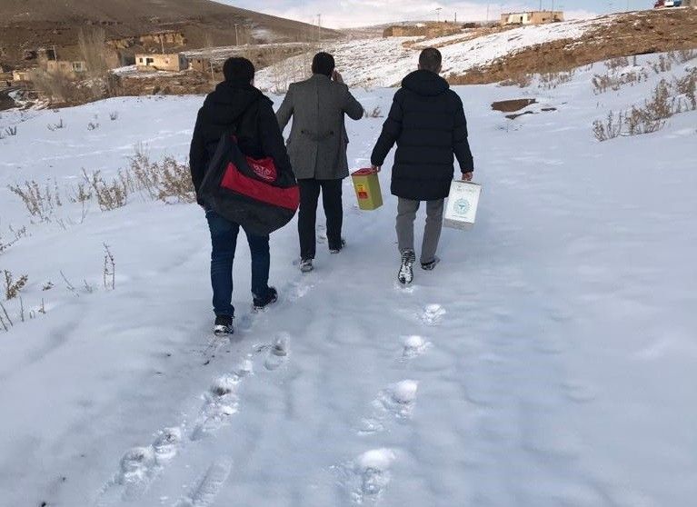 2 bin 400 metrelik zirvede aşı çalışması