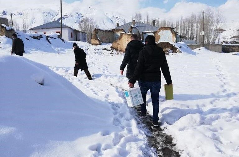 2 bin 400 metrelik zirvede aşı çalışması