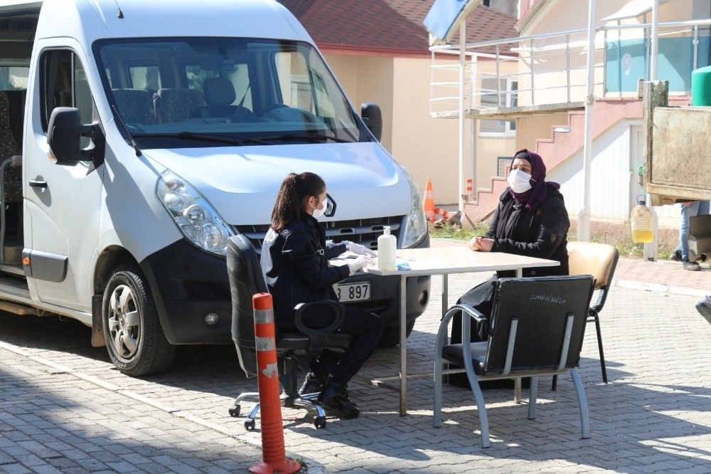 32 kaçak göçmen saklandıkları seralarda polise yakalandı