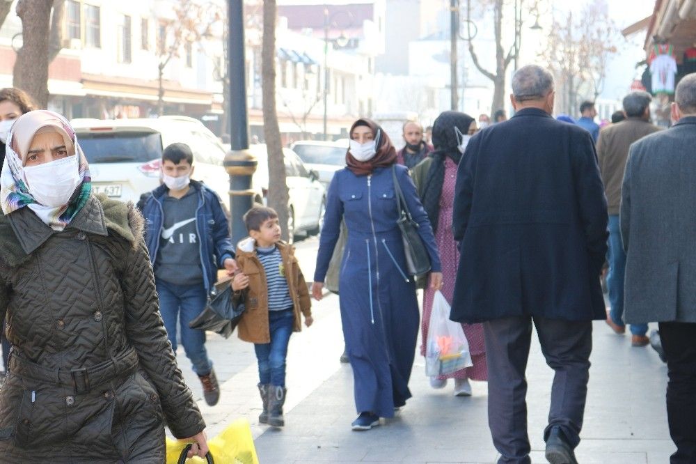 56 saatlik kısıtlama bitti, Diyarbakır'da trafik yoğunluğu başladı