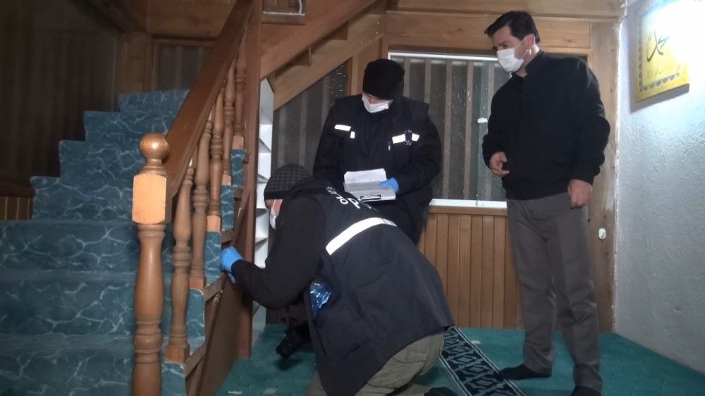 600 yıllık camiyi böyle soydu