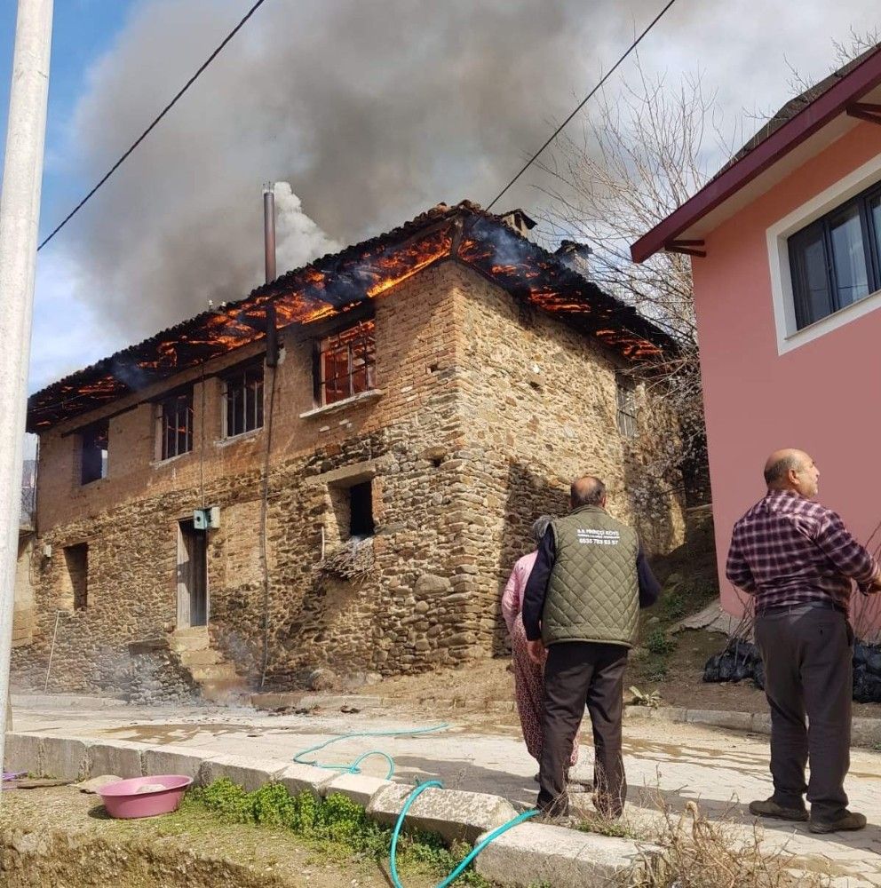 96 yaşındaki kadın yangında hayatını kaybetti
