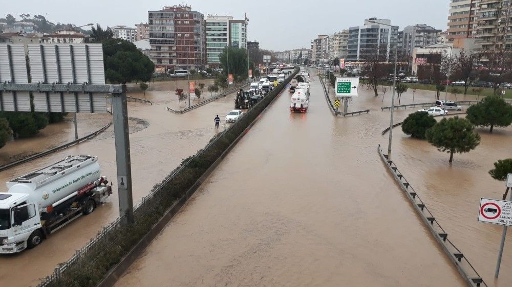 Araçlar mahsur kaldı; yardımına polisler koştu