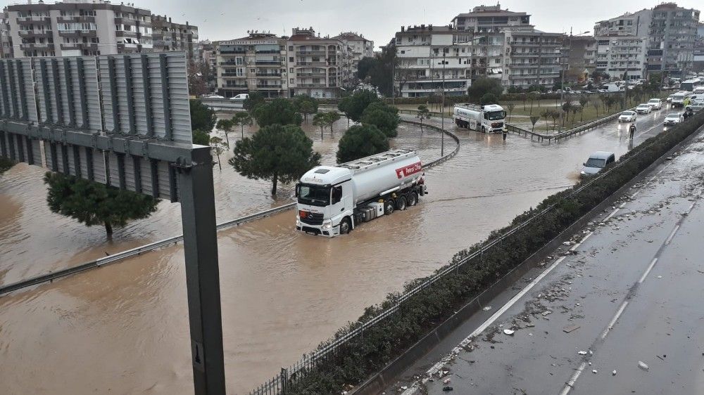 Araçlar mahsur kaldı; yardımına polisler koştu
