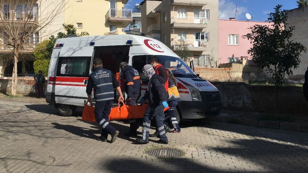 Arkadaşı ile çatıya çıkan genç kız aşağıya atladı