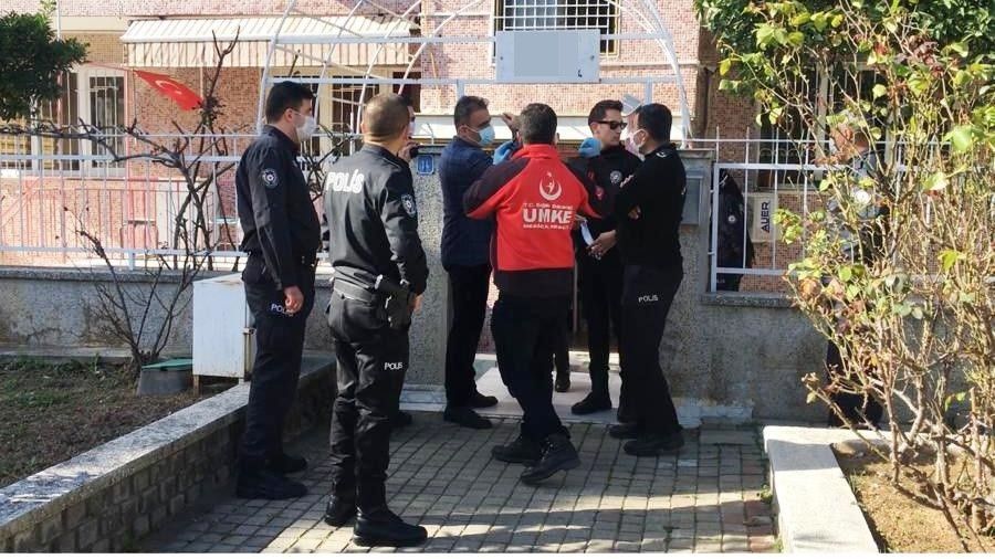 Arkadaşı ile çatıya çıkan genç kız aşağıya atladı