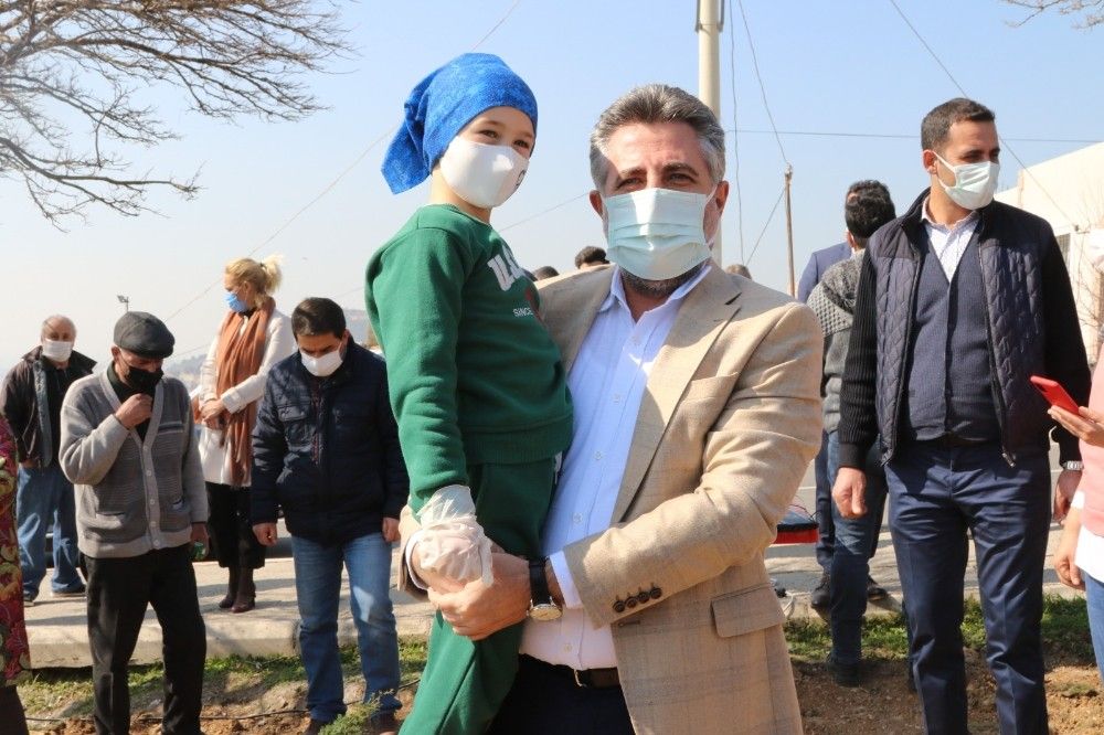 Başkan Sandal, çocuklar ve sporcularla fidan dikti