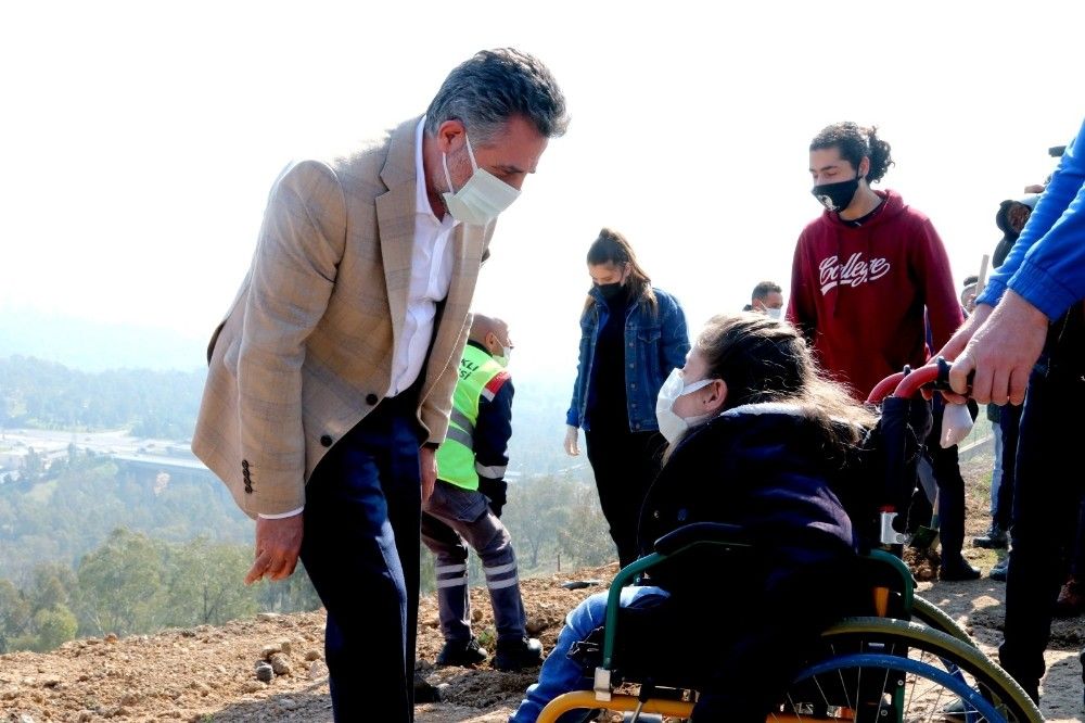 Başkan Sandal, çocuklar ve sporcularla fidan dikti