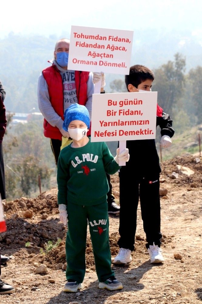 Başkan Sandal, çocuklar ve sporcularla fidan dikti