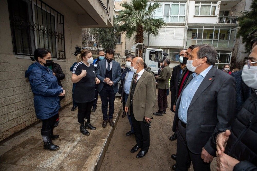 Başkan Soyer, selden zarar gören aileleri ve esnafı ziyaret etti