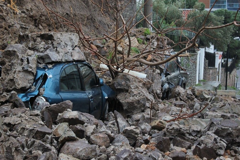 Bayraklı'da istinat duvarı çöktü, 4 araç altında kaldı