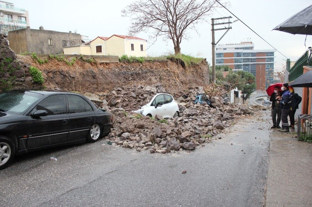 Bayraklı'da istinat duvarı çöktü, 4 araç altında kaldı