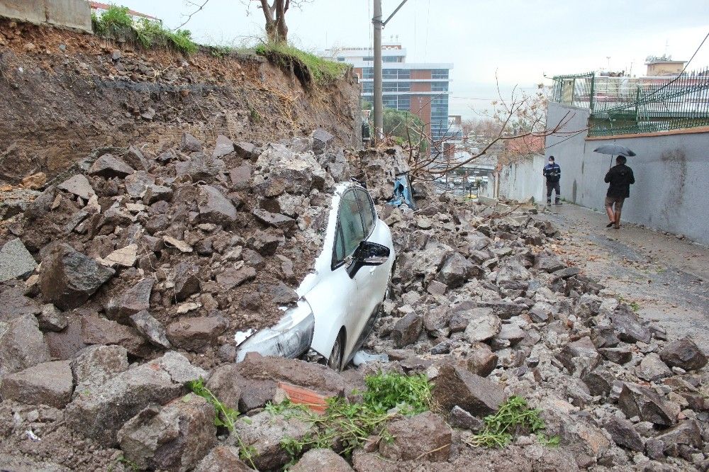 Bayraklı'da istinat duvarı çöktü, 4 araç altında kaldı