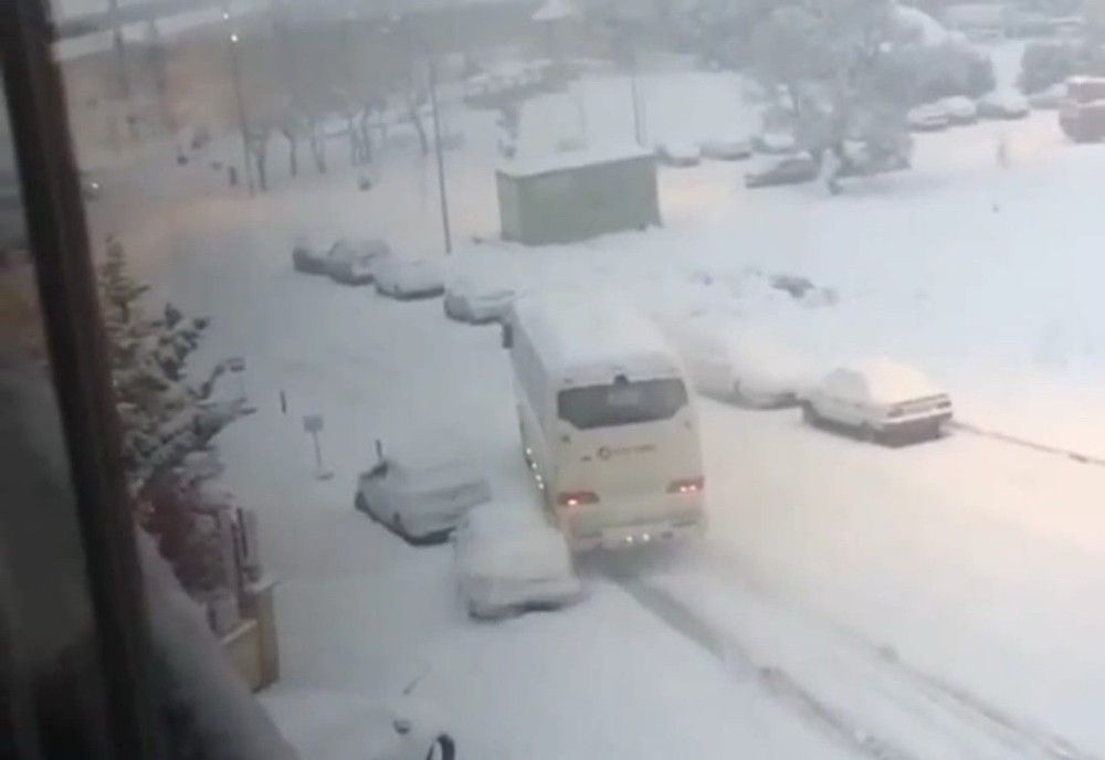 Bursa'da yollar buz pistine döndü, peş peşe kazalar yaşandı