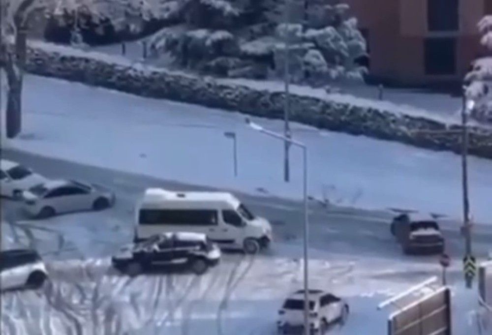 Bursa'da yollar buz pistine döndü, peş peşe kazalar yaşandı