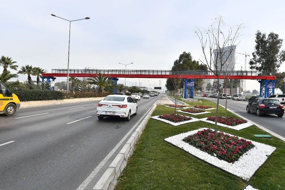 Büyükşehir'den Buca ve Konak'a iki yeni yaya üst geçidi