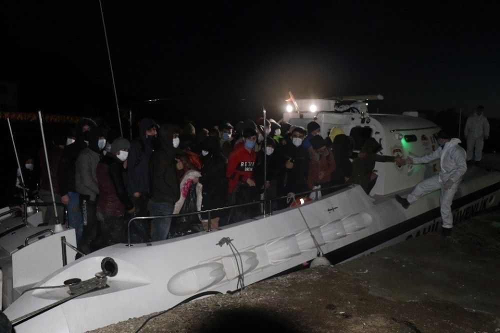 Çanakkale açıklarında 65 düzensiz göçmen kurtarıldı
