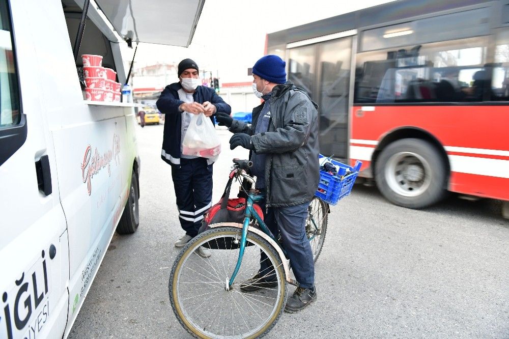 Çiğli Belediyesinden kandil simidi ve sıcak çorba ikramı