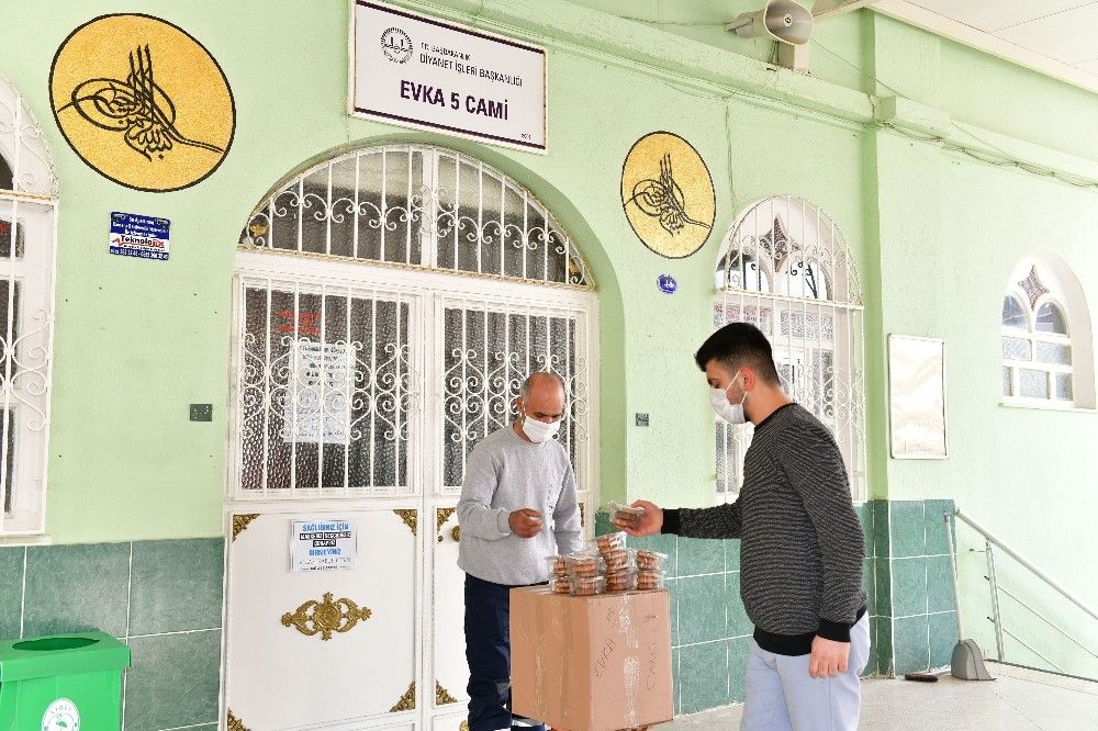 Çiğli Belediyesinden kandil simidi ve sıcak çorba ikramı