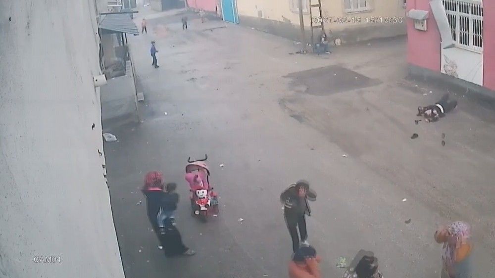 Dayaktan kurtulmak için çatıdan atladı