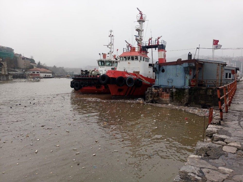 Deniz atılan plastik atıklar fırtınayla limana vurdu