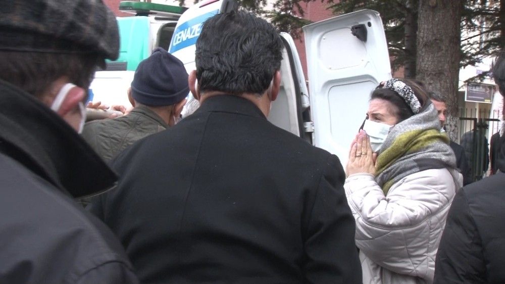Eşini öldürüp intihar eden doktor defnedildi