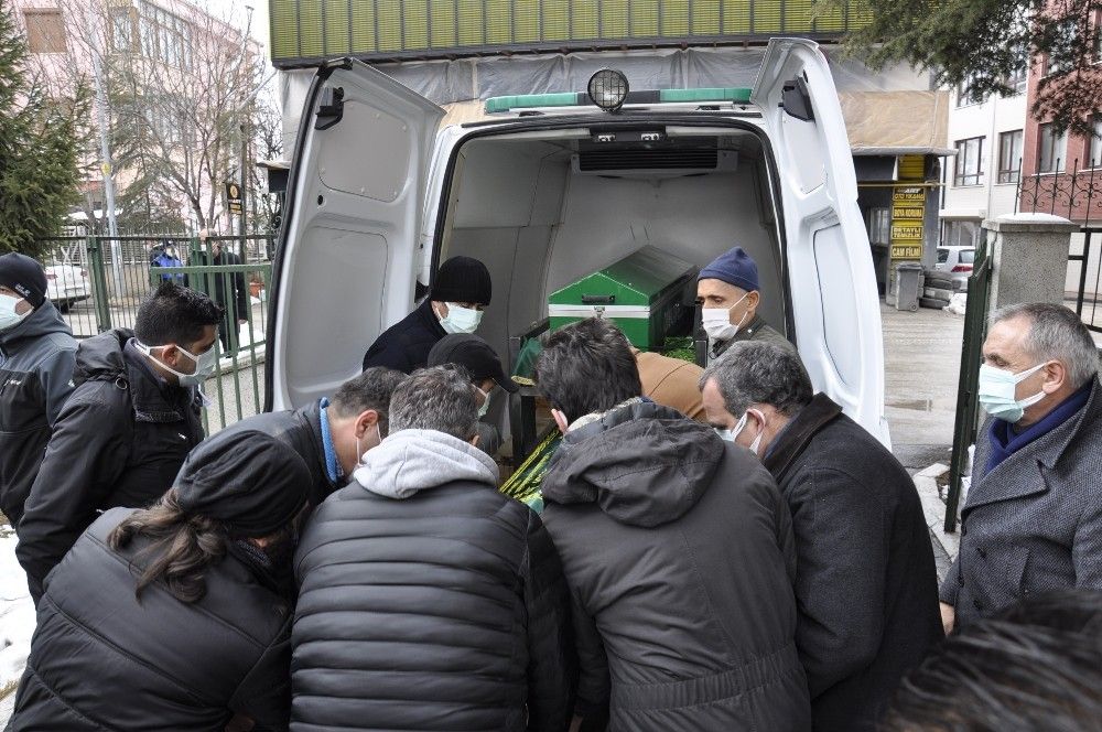 Eşini öldürüp intihar eden doktor defnedildi