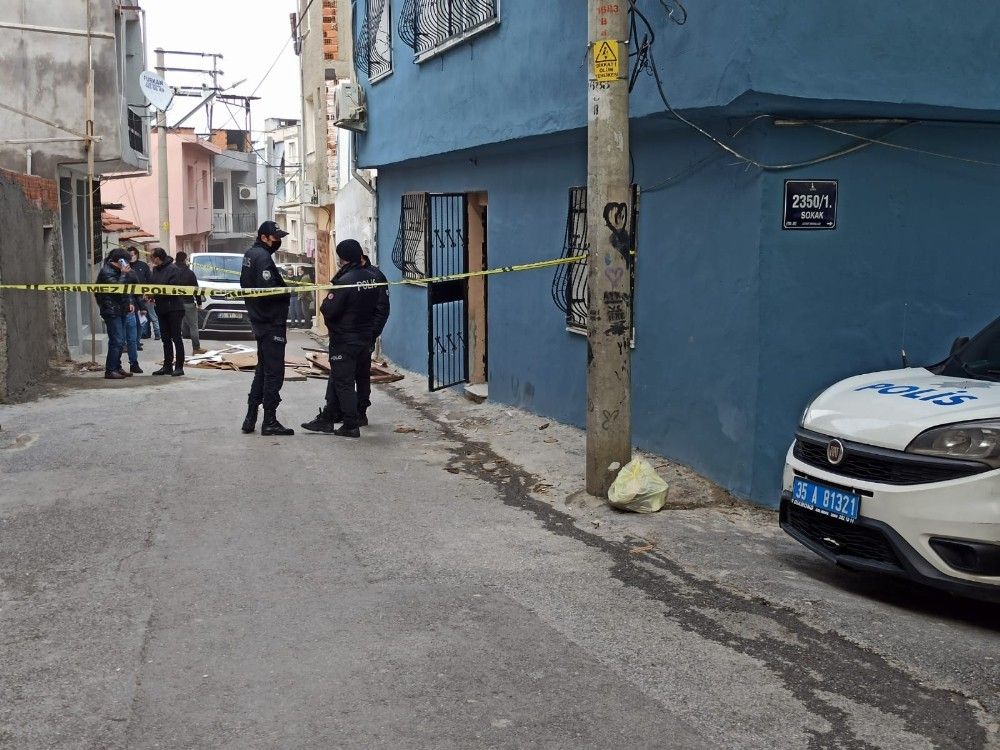 Evinde boğazı kesilmiş halde bulundu