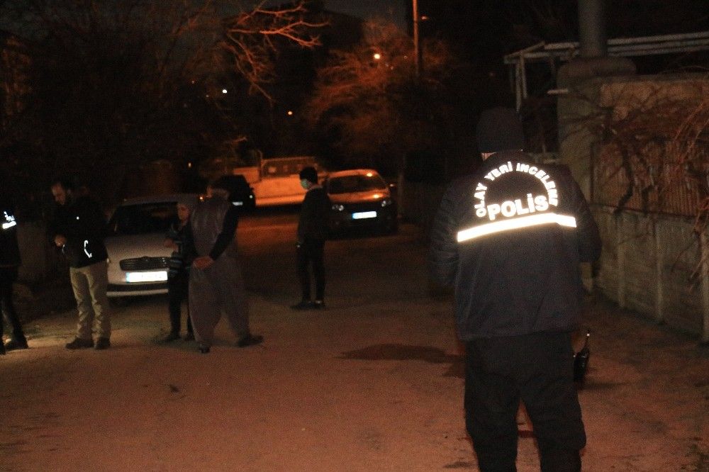 Evinin önüne gittiği şahsı aşağı çağırıp vurdu