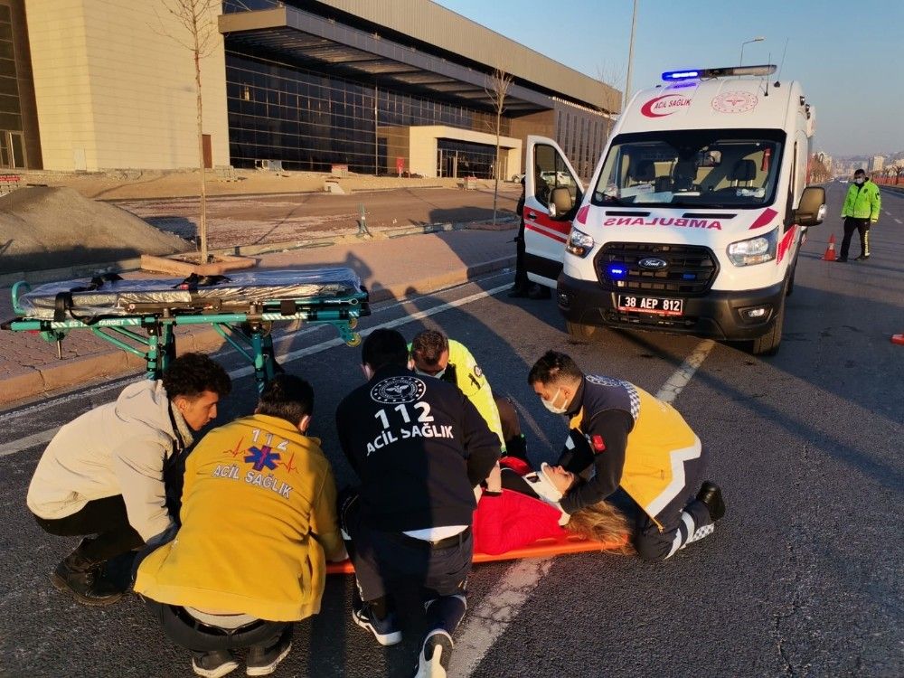Genç kız hareket halindeki araçtan atladı