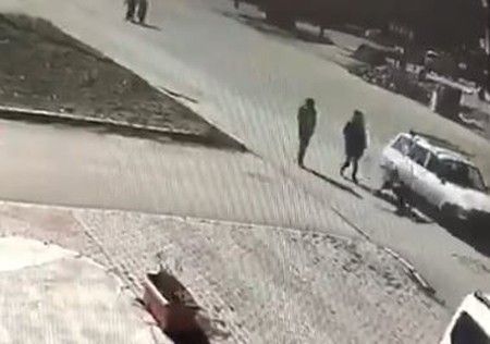 Genç kıza çarptı, "taşa vurdum" deyip gitti