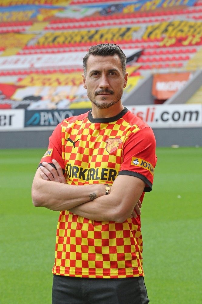 Göztepe, Adis Jahovic'i kadrosuna kattı