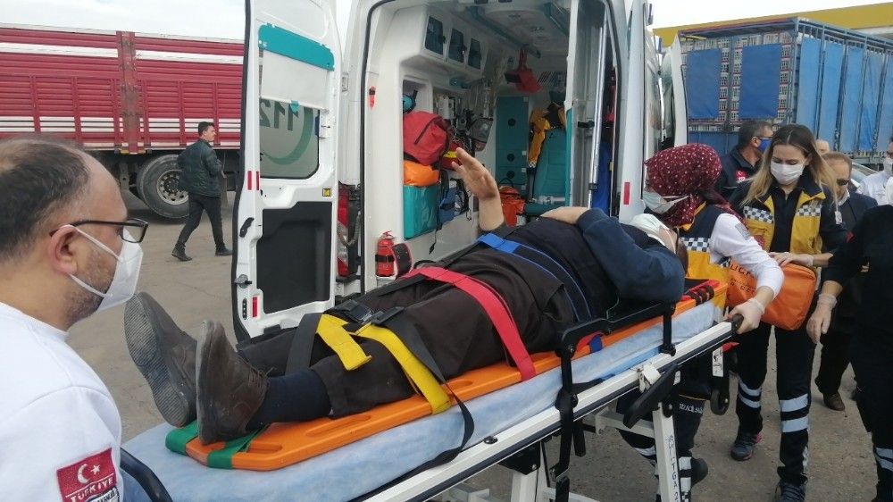 İki otomobil çarpıştı, 2'si ağır 5 yaralı
