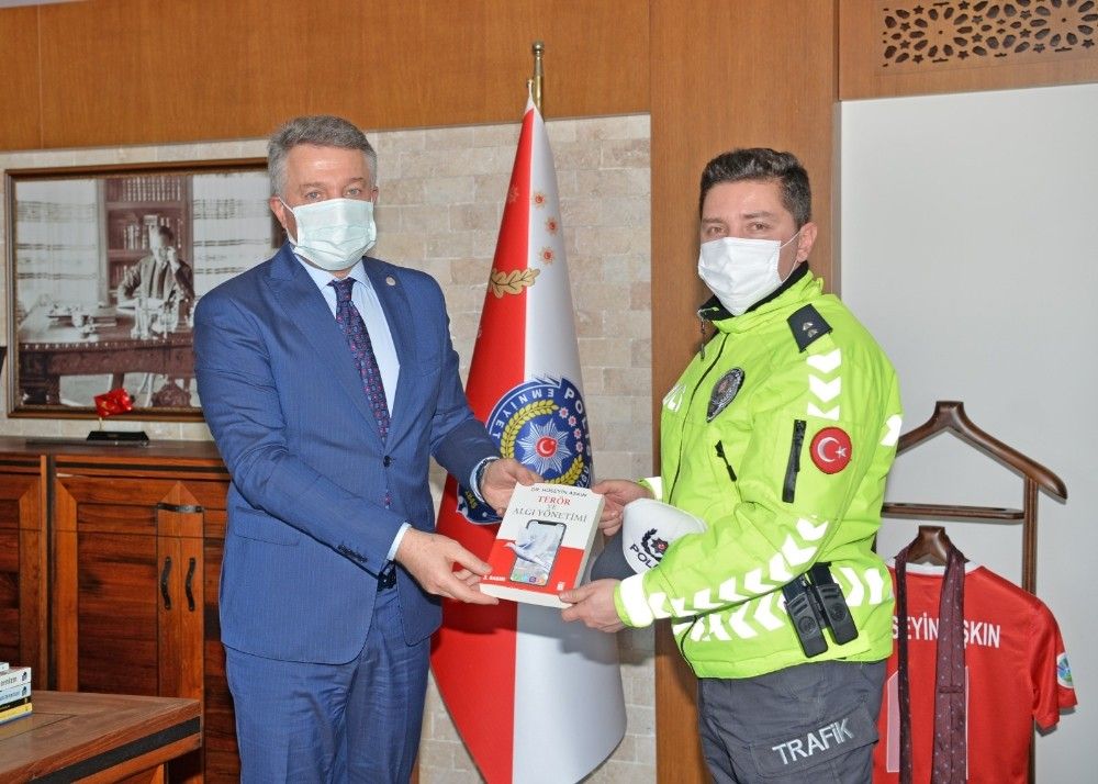 İzmir selinde vatandaşlara yardım eden polise ödül