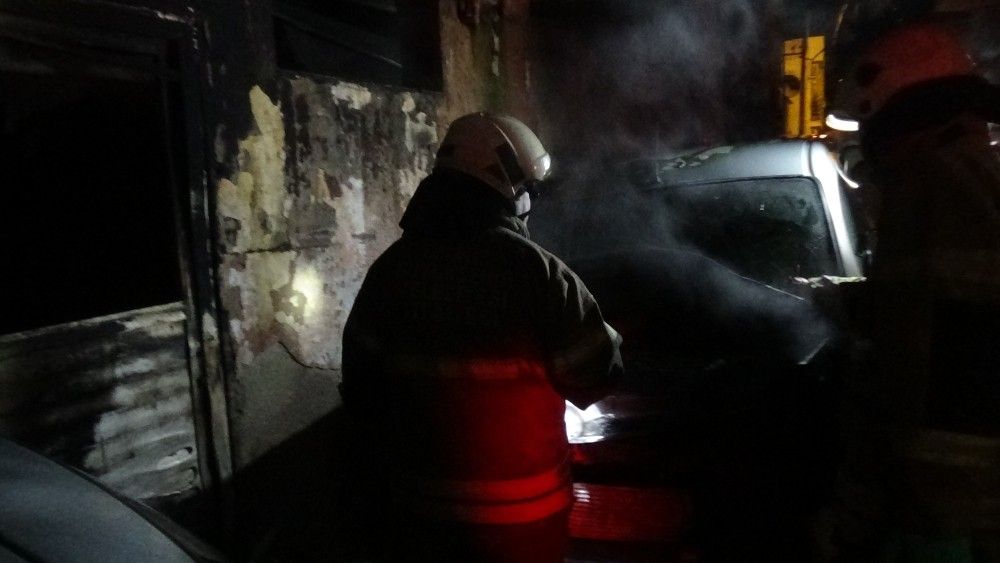 İzmir'de 2 otomobil ve 1 iş yeri yandı