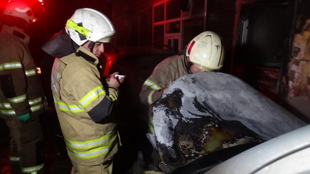 İzmir'de 2 otomobil ve 1 iş yeri yandı