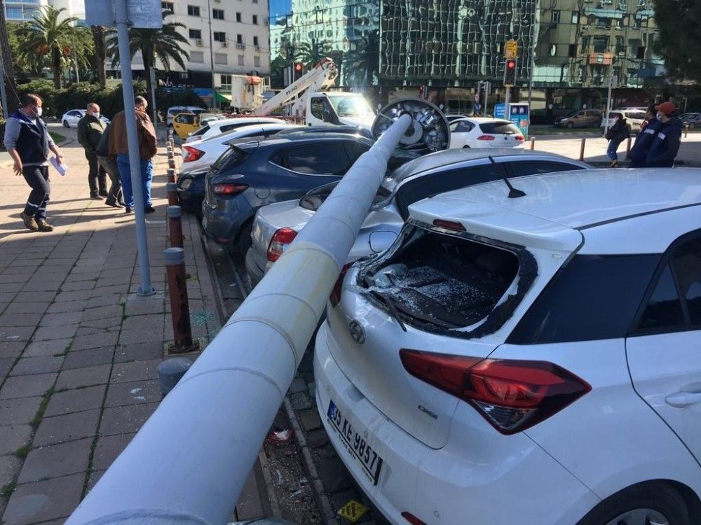 Dev aydınlatma direği 5 aracın üzerine devrildi