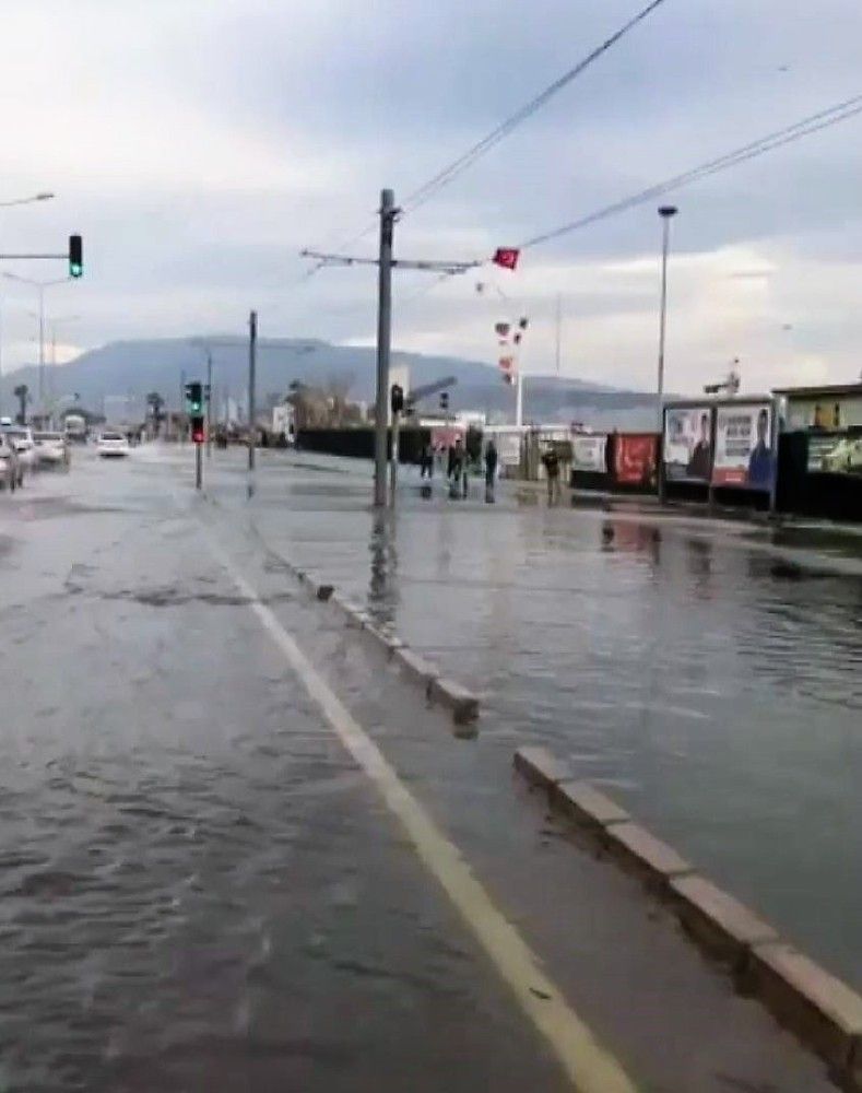 İzmir'de fırtınada tekneler battı, ağaçlar devrildi
