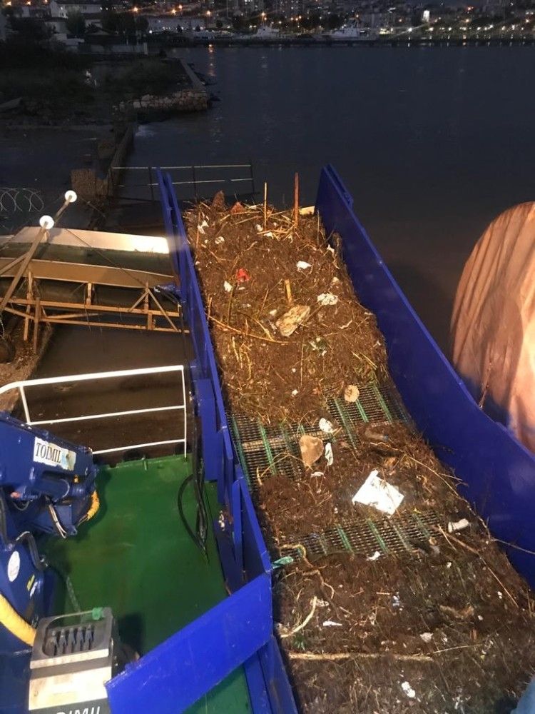 İzmir'de selden sonra Körfez'den 25 ton çöp toplandı