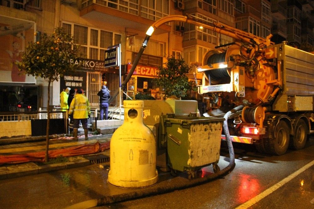 İzmir'de selin izleri temizleniyor