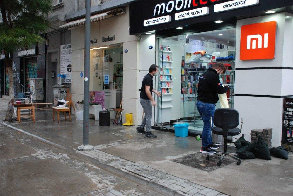 İzmir'de sular çekildi