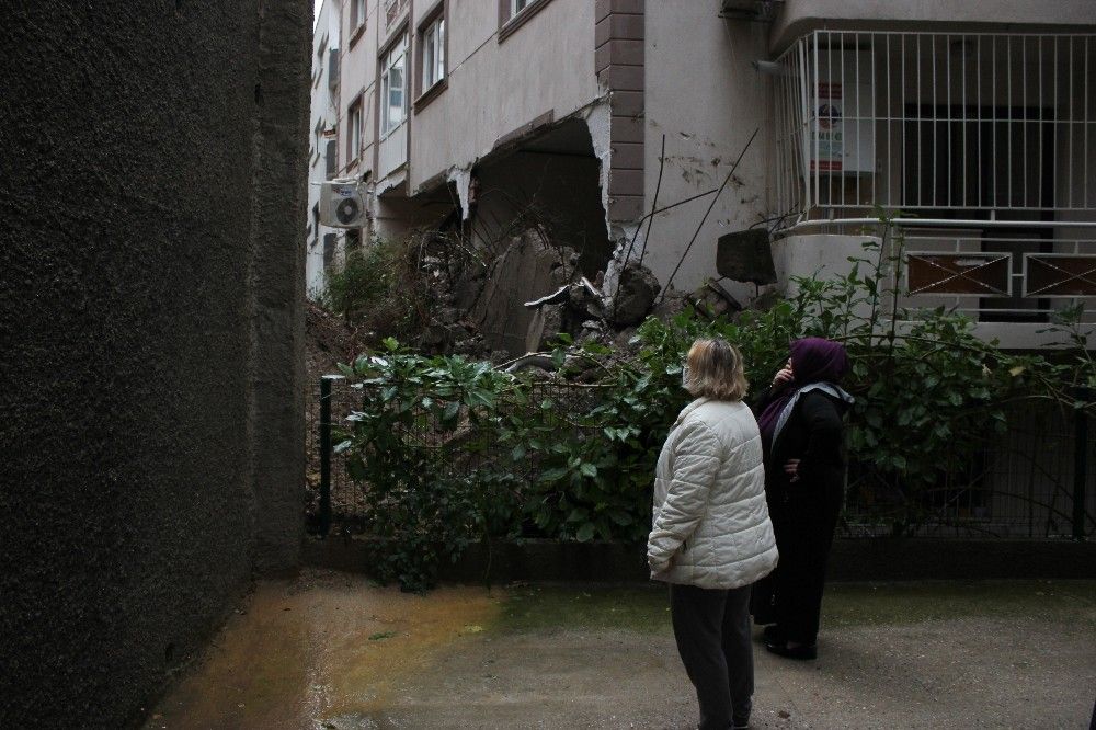 İzmir'de yıldırım nedeniyle bir binanın istinat duvarı çöktü