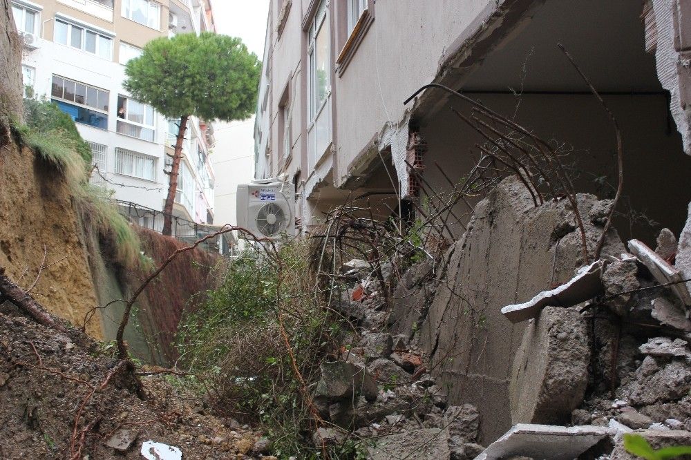 İzmir'de yıldırım nedeniyle bir binanın istinat duvarı çöktü